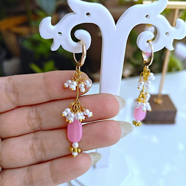 Gold-plated jewelry with pink frosted beads and white pearl accents for a premium look.